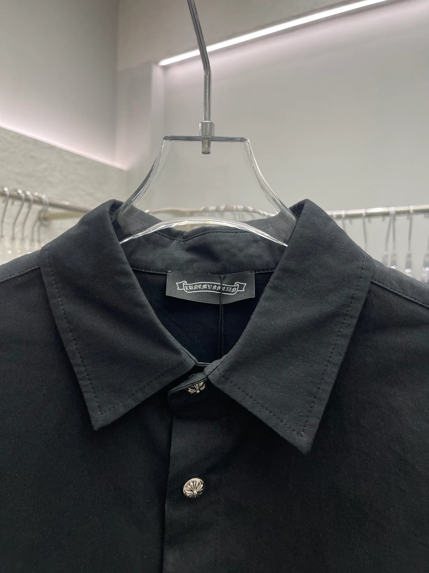 P500 💰Chrome Hearts leather cross leather embroidery shirt jacket! OS version can be worn by both men and women! The fabric is made of twill gauze cotton fabric! The texture is clear and smooth, not easy to wrinkle or fade! The embroidery process is complex and repetitive, and the requirements for the embroidery machine are very strict. The distance is always 45 centimeters! It won’t work if the spacing is too big, and it won’t work if it’s too small! The hardware is all carved and cast. This piece of clothing consumes a lot of material. More than 3 meters of material is used for one piece of clothing! After the garment is made, it needs to be fixed at high temperature, washed at a water temperature of more than 70 degrees, and softened by adding softener to make the upper body softer and smoother!   Color: black white Size: m-3xl Style number: 5878